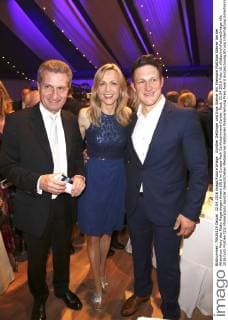 Günther Oettinger und Inge Steiner mit Ehemann Matthias Steiner bei der Aftershow Party des Radio Regenbogen Award 2016 im Europa-Park Confertainment Center. Rust, 22.04.2016 Foto:xS.xGabschx xFuturexImage