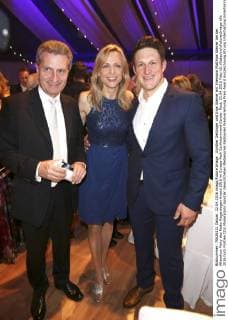Günther Oettinger und Inge Steiner mit Ehemann Matthias Steiner bei der Aftershow Party des Radio Regenbogen Award 2016 im Europa-Park Confertainment Center. Rust, 22.04.2016 Foto:xS.xGabschx xFuturexImage