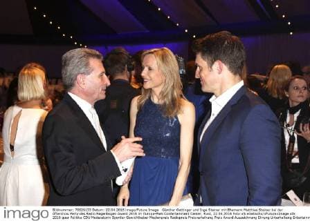 Günther Oettinger und Inge Steiner mit Ehemann Matthias Steiner bei der Aftershow Party des Radio Regenbogen Award 2016 im Europa-Park Confertainment Center. Rust, 22.04.2016 Foto:xS.xGabschx xFuturexImage