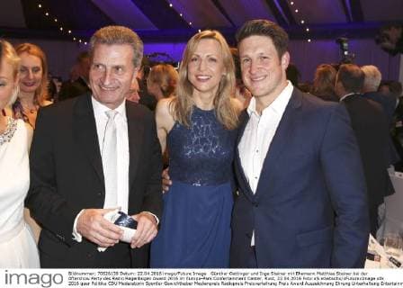 Günther Oettinger und Inge Steiner mit Ehemann Matthias Steiner bei der Aftershow Party des Radio Regenbogen Award 2016 im Europa-Park Confertainment Center. Rust, 22.04.2016 Foto:xS.xGabschx xFuturexImage