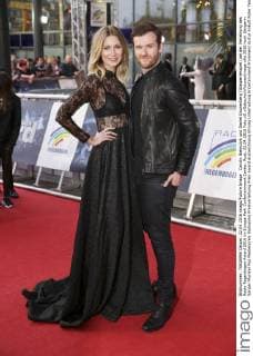 Carolin Niemczyk und Daniel Grunenberg (Glasperlenspiel) bei der Verleihung des Radio Regenbogen Award 2016 im Europa-Park Confertainment Center. Rust, 22.04.2016 Foto:xS.xGabschx xFuturexImage