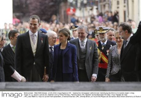 Spanisches Königspaar während der Verleihung des Premio Cervantes Spain s King Felipe VI (L), Queen Letizia (C), Spanish acting Prime Minister, Mariano Rajoy (R), Spanish acting Education Minister, Inigo Mendez de Vigo (4R), and Madrid s regional government president, Cristina Cifuentes (3R), among others, arrive at the Miguel de Cervantes 2015 award ceremony at Alcala de Henares University, outskirts of Madrid, Spain, 23 April 2016. Mexican writer Fernando del Paso has received this year s award. Cervantes Prize is annually awarded to honour the lifetime achievement of an outstanding writer in the Spanish language. SPANISH ROYAL COUPLE CHAIRS CERVANTES 2015 AWARD CEREMONY !ACHTUNG: NUR REDAKTIONELLE NUTZUNG! GRA050 20160423-635970116140650771