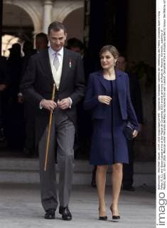 Spanisches Königspaar während der Verleihung des Premio Cervantes Spain s King Felipe VI (L), and Queen Letizia arrive at the Miguel de Cervantes 2015 award ceremony at Alcala de Henares University, outskirts of Madrid, Spain, 23 April 2016. Mexican writer Fernando del Paso has received this year s award. Cervantes Prize is annually awarded to honour the lifetime achievement of an outstanding writer in the Spanish language. POOL SPANISH ROYAL COUPLE CHAIRS CERVANTES 2015 AWARD CEREMONY !ACHTUNG: NUR REDAKTIONELLE NUTZUNG!  GRA050 20160423-635970116759658771