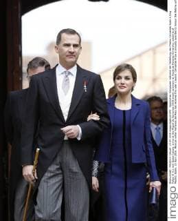Spanisches Königspaar während der Verleihung des Premio Cervantes Spain s King Felipe VI (L), and Queen Letizia, arrive at the Miguel de Cervantes 2015 award ceremony at Alcala de Henares University, outskirts of Madrid, Spain, 23 April 2016. Mexican writer Fernando del Paso has received this year s award. Cervantes Prize is annually awarded to honour the lifetime achievement of an outstanding writer in the Spanish language. SPANISH ROYAL COUPLE CHAIRS CERVANTES 2015 AWARD CEREMONY !ACHTUNG: NUR REDAKTIONELLE NUTZUNG!  GRA050 20160423-635970130511626221