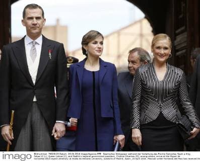 Spanisches Königspaar während der Verleihung des Premio Cervantes Spain s King Felipe VI (L), Queen Letizia (C), and Madrid s regional government president, Cristina Cifuentes (R), among others, arrive at the Miguel de Cervantes 2015 award ceremony at Alcala de Henares University, outskirts of Madrid, Spain, 23 April 2016. Mexican writer Fernando del Paso has received this year s award. Cervantes Prize is annually awarded to honour the lifetime achievement of an outstanding writer in the Spanish language. SPANISH ROYAL COUPLE CHAIRS CERVANTES 2015 AWARD CEREMONY !ACHTUNG: NUR REDAKTIONELLE NUTZUNG!  GRA050 20160423-635970130549221016