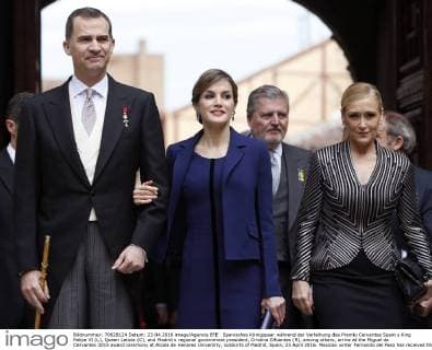 Spanisches Königspaar während der Verleihung des Premio Cervantes Spain s King Felipe VI (L), Queen Letizia (C), and Madrid s regional government president, Cristina Cifuentes (R), among others, arrive at the Miguel de Cervantes 2015 award ceremony at Alcala de Henares University, outskirts of Madrid, Spain, 23 April 2016. Mexican writer Fernando del Paso has received this year s award. Cervantes Prize is annually awarded to honour the lifetime achievement of an outstanding writer in the Spanish language. SPANISH ROYAL COUPLE CHAIRS CERVANTES 2015 AWARD CEREMONY !ACHTUNG: NUR REDAKTIONELLE NUTZUNG!  GRA050 20160423-635970130562792581