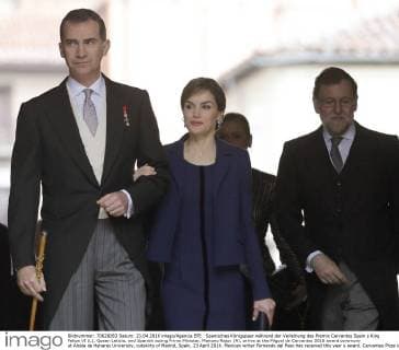 Spanisches Königspaar während der Verleihung des Premio Cervantes Spain s King Felipe VI (L), Queen Letizia, and Spanish acting Prime Minister, Mariano Rajoy (R), arrive at the Miguel de Cervantes 2015 award ceremony at Alcala de Henares University, outskirts of Madrid, Spain, 23 April 2016. Mexican writer Fernando del Paso has received this year s award. Cervantes Prize is annually awarded to honour the lifetime achievement of an outstanding writer in the Spanish language. SPANISH ROYAL COUPLE CHAIRS CERVANTES 2015 AWARD CEREMONY !ACHTUNG: NUR REDAKTIONELLE NUTZUNG!  GRA050 20160423-635970135214609912