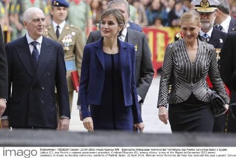 Spanisches Königspaar während der Verleihung des Premio Cervantes Spain s Queen Letizia (C), and Madrid s regional government president, Cristina Cifuentes (R), among others, arrive at the Miguel de Cervantes 2015 award ceremony at Alcala de Henares University, outskirts of Madrid, Spain, 23 April 2016. Mexican writer Fernando del Paso has received this year s award. Cervantes Prize is annually awarded to honour the lifetime achievement of an outstanding writer in the Spanish language. SPANISH ROYAL COUPLE CHAIRS CERVANTES 2015 AWARD CEREMONY !ACHTUNG: NUR REDAKTIONELLE NUTZUNG!  GRA050 20160423-635970135242377556