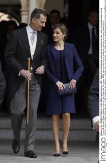 Spanisches Königspaar während der Verleihung des Premio Cervantes Spain s King Felipe VI (L), and Queen Letizia, arrive at the Miguel de Cervantes 2015 award ceremony at Alcala de Henares University, outskirts of Madrid, Spain, 23 April 2016. Mexican writer Fernando del Paso has received this year s award. Cervantes Prize is annually awarded to honour the lifetime achievement of an outstanding writer in the Spanish language. SPANISH ROYAL COUPLE CHAIRS CERVANTES 2015 AWARD CEREMONY !ACHTUNG: NUR REDAKTIONELLE NUTZUNG!  GRA050 20160423-635970149634755173