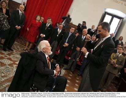Spanisches Königspaar während der Verleihung des Premio Cervantes Spain s King Felipe VI (R), presents the Miguel de Cervantes 2015 Award to Mexican writer Fernando del Paso, during a ceremony held at Alcala de Henares University, outskirts of Madrid, Spain, 23 April 2016. Cervantes Prize is awarded annually to honour the lifetime achievement of an outstanding writer in the Spanish language. POOL SPANISH ROYAL COUPLE CHAIRS CERVANTES 2015 AWARD CEREMONY !ACHTUNG: NUR REDAKTIONELLE NUTZUNG!  GRA050 20160423-635970159539507173