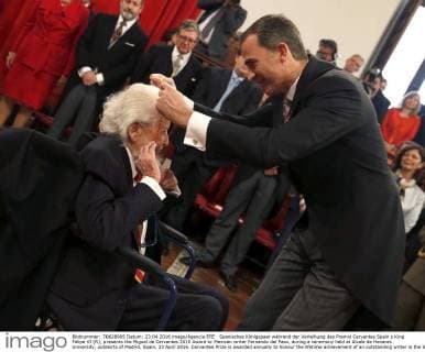 Spanisches Königspaar während der Verleihung des Premio Cervantes Spain s King Felipe VI (R), presents the Miguel de Cervantes 2015 Award to Mexican writer Fernando del Paso, during a ceremony held at Alcala de Henares University, outskirts of Madrid, Spain, 23 April 2016. Cervantes Prize is awarded annually to honour the lifetime achievement of an outstanding writer in the Spanish language. POOL SPANISH ROYAL COUPLE CHAIRS CERVANTES 2015 AWARD CEREMONY !ACHTUNG: NUR REDAKTIONELLE NUTZUNG!  GRA050 20160423-635970159582407173