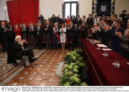 Spanisches Königspaar während der Verleihung des Premio Cervantes Spain s King Felipe VI (3R), and Queen Letizia (2R), among others, applaud Mexican writer Fernando del Paso, after he received the Miguel de Cervantes 2015 Award during a ceremony held at Alcala de Henares University, outskirts of Madrid, Spain, 23 April 2016. Cervantes Prize is awarded annually to honour the lifetime achievement of an outstanding writer in the Spanish language. POOL SPANISH ROYAL COUPLE CHAIRS CERVANTES 2015 AWARD CEREMONY !ACHTUNG: NUR REDAKTIONELLE NUTZUNG!  GRA050 20160423-635970160886411173