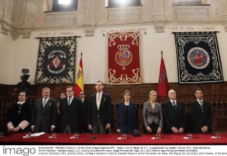 Spain s King Felipe VI (C), is applauded by Queen Letizia (4R), Spanish acting Prime Minister, Mariano Rajoy (3L), acting Education Minister, Inigo Mendez de Vigo (2L), and Madrid regional government president, Cristina Cifuentes (3R), among others, during a ceremony held to present Mexican writer Fernando del Paso, the Miguel de Cervantes 2015 Award, at Alcala de Henares University, outskirts of Madrid, Spain, 23 April 2016. Cervantes Prize is awarded annually to honour the lifetime achievement of an outstanding writer in the Spanish language. POOL SPANISH ROYAL COUPLE CHAIRS CERVANTES 2015 AWARD CEREMONY !ACHTUNG: NUR REDAKTIONELLE NUTZUNG! GRA050 20160423-635970202412429369