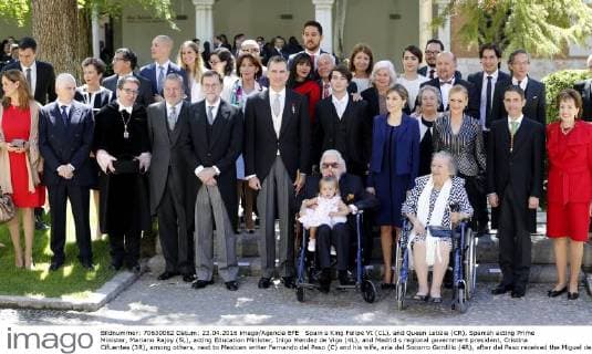 Spain s King Felipe VI (CL), and Queen Letizia (CR), Spanish acting Prime Minister, Mariano Rajoy (5L), acting Education Minister, Inigo Mendez de Vigo (4L), and Madrid s regional government president, Cristina Cifuentes (3R), among others, next to Mexican writer Fernando del Paso (C) and his wife, aria del Socorro Gordillo (4R), after del Paso received the Miguel de Cervantes 2015 Award during a ceremony held at Alcala de Henares University, outskirts of Madrid, Spain, 23 April 2016. Cervantes Prize is awarded annually to honour the lifetime achievement of an outstanding writer in the Spanish language. SPANISH ROYAL COUPLE CHAIRS CERVANTES 2015 AWARD CEREMONY !ACHTUNG: NUR REDAKTIONELLE NUTZUNG! GRA050 20160423-635970203826056059