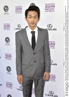Gou Haok bei der Eröffnung des 32. Los Angeles Asian Pacific Film Festivals mit der Premiere von The Tiger Hunter im Aratani Theatre im Japanese American Cultural & Community Center. Los Angeles, 21.04.2016 Foto:xD.xStarbuckx xFuturexImage