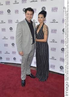 Christopher Sean mit Begleitung bei der Eröffnung des 32. Los Angeles Asian Pacific Film Festivals mit der Premiere von The Tiger Hunter im Aratani Theatre im Japanese American Cultural & Community Center. Los Angeles, 21.04.2016 Foto:xD.xStarbuckx xFuturexImage