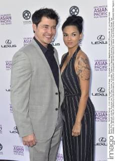 Christopher Sean mit Begleitung bei der Eröffnung des 32. Los Angeles Asian Pacific Film Festivals mit der Premiere von The Tiger Hunter im Aratani Theatre im Japanese American Cultural & Community Center. Los Angeles, 21.04.2016 Foto:xD.xStarbuckx xFuturexImage