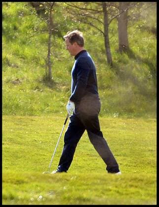 . 23 04 2016. London, United Kingdom. David Cameron and President Obama playing golf. The British Prime Minister David Cameron playing golf against the President of the United States, President Obama (out of shot) at golf at the Grove Golf Club.  xAndrewxParsonsx xi-Imagesx IIM-12491-0017