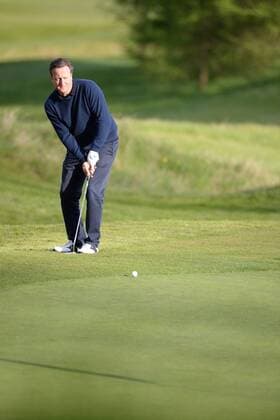 . 23 04 2016. London, United Kingdom. David Cameron and President Obama playing golf.  xAndrewxParsonsx xi-Imagesx IIM-12491-0031