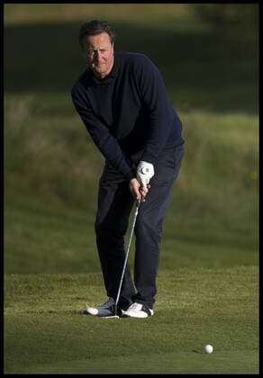 Bilder des Tages . 23 04 2016. London, United Kingdom. David Cameron and President Obama playing golf. The British Prime Minister David Cameron playing golf against the President of the United States, President Obama at golf at the Grove Golf Club.  xAndrewxParsonsx xi-Imagesx IIM-12491-0046