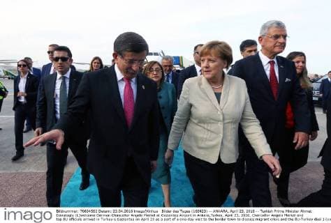 Bilder des Tages (160423) -- ANKARA, April 23, 2016 -- Turkish Prime Minister Ahmet Davutoglu (L)welcome German Chancellor Angela Merkel at Gaziantep Airport in Ankara,Turkey, April 23, 2016. Chancellor Angela Merkel and top EU officials arrived in Turkey s Gaziantep on April 23 as a part of a one-day visit to the border town to discuss migrant crisis and the EU-Turkey deal.) (yxb) TURKEY-GERMAN CHANCELLOR ANGELA-ARRIVAL MertxMacit 