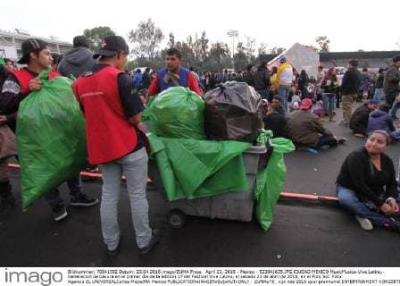 April 23, 2016 - Mexico - E23041635.JPG.CIUDAD MEXICO MusicMusica-Vive Latino.- Generacion de basura en el primer dia de la edicion 17 del Festival Vive Latino, el sabado 23 de abril de 2016, en el Foro Sol. Foto: Agencia EL UNIVERSALCarlos MejiaJMA Mexico  - ZUMAu78_