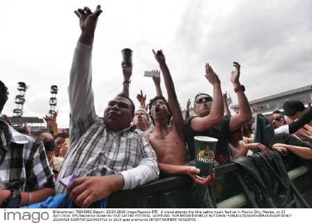 A crowd attends the Vive Latino music festival in Mexico City, Mexico, on 23 April 2016. EFE Sashenka Gutierrez VIVE LATINO FESTIVAL !ACHTUNG: NUR REDAKTIONELLE NUTZUNG!  20160424-635970872249834716