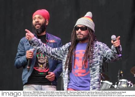 Musicians Fidel Nadal (L) and Jorge Serrano (R) from the Argentine grock band Todos tus Muertos perform at the Vive Latino music festival in Mexico City, Mexico, on 23 April 2016. EFE Sashenka Gutierrez VIVE LATINO FESTIVAL !ACHTUNG: NUR REDAKTIONELLE NUTZUNG!  20160424-635970872270738716