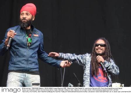 Musicians Fidel Nadal (L) and Jorge Serrano (R) from the Argentine grock band Todos tus Muertos perform at the Vive Latino music festival in Mexico City, Mexico, on 23 April 2016. EFE Sashenka Gutierrez VIVE LATINO FESTIVAL !ACHTUNG: NUR REDAKTIONELLE NUTZUNG!  20160424-635970872894426716