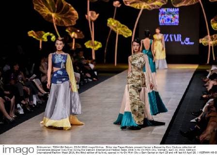 Bilder des Tages Models present Harper s Bazaar by Cory Couture collection of Vietnamese designer Cory Tran during the Vietnam International Fashion Week 2016 in Ho Chi Minh City, Vietnam, April 23, 2016. Vietnam International Fashion Week 2016, the third edition of its kind, opened in Ho Chi Minh City s Gem Center on April 23 and will last till April 26. ) VIETNAM-HO CHI MINH CITY-VIETNAM INTERNATIONAL FASHION WEEK 2016 NguyenxLexHuyen 