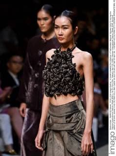 A model presents the collection of Vietnamese designer Nguyen Cong Tri during the Vietnam International Fashion Week 2016 in Ho Chi Minh City, Vietnam, April 23, 2016. Vietnam International Fashion Week 2016, the third edition of its kind, opened in Ho Chi Minh City s Gem Center on April 23 and will last till April 26. ) VIETNAM-HO CHI MINH CITY-VIETNAM INTERNATIONAL FASHION WEEK 2016 NguyenxLexHuyen 
