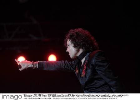 Spanish singer Enrique Bunbury performs at the Vive Latino music festival in Mexico City, Mexico, on 23 April 2016. EFE Sashenka Gutierrez VIVE LATINO FESTIVAL !ACHTUNG: NUR REDAKTIONELLE NUTZUNG!  20160424-635970882617750716
