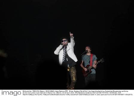 Singer Gustavo Perisi from the Argentine band Los Autenticos Decadentes performs at the Vive Latino music festival in Mexico City, Mexico, on 23 April 2016. EFE Sashenka Gutierrez VIVE LATINO FESTIVAL !ACHTUNG: NUR REDAKTIONELLE NUTZUNG!  20160424-635970886812072520