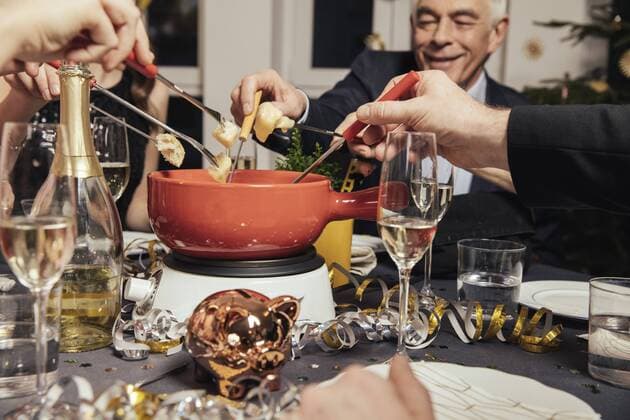 IMAGO Creative: Guten Rutsch Friends eating cheese fondue on New Year s Eve model released Symbolfoto property released  MFF002932