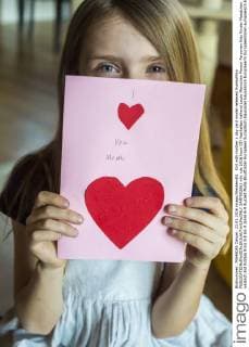 Girl with mother s day card model released Symbolfoto  SARF002661