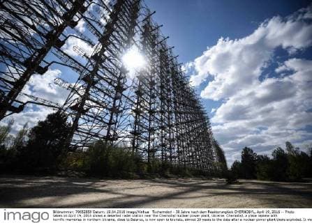 IMAGO Nature: Unsere Erde, Energiequellen, Kernenergie Tschernobyl - 30 Jahre nach dem Reaktorunglück CHERNOBYL, April 19, 2016 -- Photo taken on April 19, 2016 shows a deserted radar station near the Chernobyl nuclear power plant, Ukraine. Chernobyl, a place replete with horrific memories in northern Ukraine, close to Belarus, is now open to tourists, almost 30 years to the date after a nuclear power plant there exploded. It was the worst nuclear accident in human history. A large tract of land around the plant was designated a forbidden zone and ordinary people were completely prohibited from entering after the disaster occurred on April 26, 1986. The accident released more than 8 tons of radioactive leaks, directly contaminated an area of over 60,000 square kilometers and exposed some 3.2 million people to dangerous levels of radiation. )(zhf) UKRAINE-CHERNOBYL-NUCLEAR-30TH ANNIVERSARY DaixTianfang 