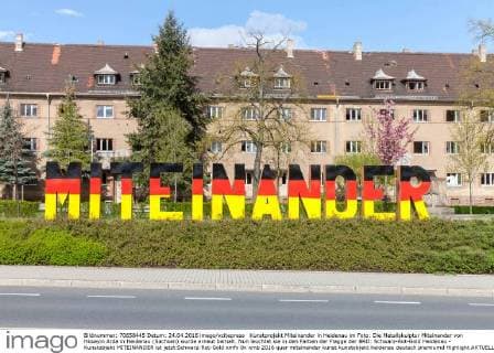 Kunstprojekt Miteinander in Heidenau im Foto: Die Metallskulptur Miteinander von Hüseyin Arda in Heidenau (Sachsen) wurde erneut bemalt. Nun leuchtet sie in den Farben der Flagge der BRD: Schwarz-Rot-Gold Heidenau - Kunstobjekt MITEINANDER ist jetzt Schwarz-Rot-Gold xmfx