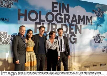 Tom Hanks, Sarita Choudhury, Tom Tykwer, Sidse Babett Knudsen und Alexander Black - Europapremiere Ein Hologramm fuer den Koenig in Berlin am 24.04.2016. Premiere Ein Hologramm fuer den Koenig