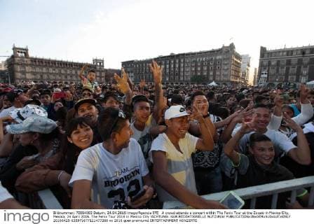 A crowd attends a concert within The Fenix Tour at the Zocalo in Mexico City, Mexico, 24 April 2016. The Fenix Tour 2016 in Mexico City !ACHTUNG: NUR REDAKTIONELLE NUTZUNG!  20160425-635971677121477268