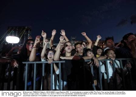 A crowd attends a concert within The Fenix Tour at the Zocalo in Mexico City, Mexico, 24 April 2016. The Fenix Tour 2016 in Mexico City !ACHTUNG: NUR REDAKTIONELLE NUTZUNG!  20160425-635971677754329836