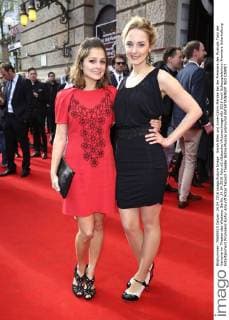 Sarah Alles und Anne-Catrin Wahls (ehemals Märzke) bei der Premiere des Musicals Tanz der Vampire im Theater des Westens. Berlin, 24.04.2016 Foto:xS.xGabschx xFuturexImage