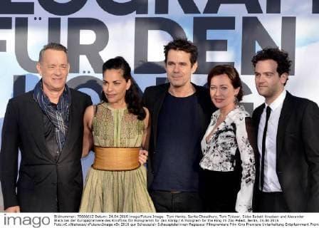 Tom Hanks, Sarita Choudhury, Tom Tykwer, Sidse Babett Knudsen und Alexander Black bei der Europapremiere des Kinofilms Ein Hologramm für den König A Hologram for the King im Zoo Palast. Berlin, 24.04.2016 Foto:xC.xNiehausx xFuturexImage