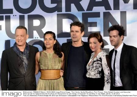 Tom Hanks, Sarita Choudhury, Tom Tykwer, Sidse Babett Knudsen und Alexander Black bei der Europapremiere des Kinofilms Ein Hologramm für den König A Hologram for the King im Zoo Palast. Berlin, 24.04.2016 Foto:xC.xNiehausx xFuturexImage