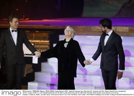 Spanish actress Lola Herrera (C) receives the Max Honor Award from compatriot actors Juanjo Artero (L) and Miguel Angel Munoz (R) during the ceremony of the 19th Max Awards of the Scenic Arts held at Circo Price theater in Madrid, Spain, 25 April 2016. EFE Juanjo Martin XIX MAX AWARDS !ACHTUNG: NUR REDAKTIONELLE NUTZUNG!  ESP002 20160425-635972231036121624