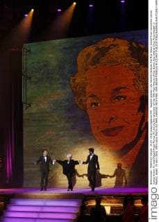 Spanish actress Lola Herrera receives the Max Honor Award from compatriot actors Juanjo Artero (L) and Miguel Angel Munoz (R) during the ceremony of the 19th Max Awards of the Scenic Arts held at Circo Price theater in Madrid, Spain, 25 April 2016. EFE Juanjo Martin XIX MAX AWARDS !ACHTUNG: NUR REDAKTIONELLE NUTZUNG!  ESP004 20160425-635972231065761624