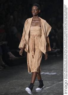 A model presents the creations of Uma Raquel Davidowicz during a fashion show at Sao Paulo s Fashion Week in Sao Paulo, Brazil, 25 April 2016. EFE Sebastiao Moreira SAO PAULO FASHION WEEK !ACHTUNG: NUR REDAKTIONELLE NUTZUNG!  SPL005 20160426-635972267420687621
