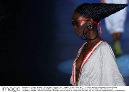 (160426) -- SAO PAULO, April 26, 2016 -- A model presents a creation of winter collection by Ronaldo Fraga during the first day of Sao Paulo Fashion Week in Sao Paulo, Brazil, on April 25, 2016. Rahel Patrasso) (vf) (sp) BRAZIL-SAO PAULO-FASHION-FASHION WEEK e RahelxPatrasso 