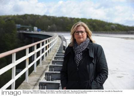 Saarlands Wirtschaftsministerin Anke Rehlinger besucht die Baustelle der Fechinger Talbrücke am Dienstag (26.4.2016).