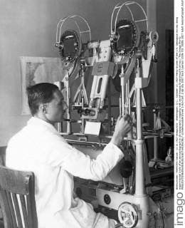 Washington, D.C.: October 13, 1927 Heinz Gruner of the U.S. Geological Survey doing experimental trials of an aerocartograph to do topographic mapping with aerial images Underwood Archives The Image Works xUnderwoodxArchives 1-Sci-Cart_2