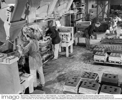 Los Angeles, California: c. 1955 Workers in the precision casting foundry section at the AiResearch Manufacturing Company. Underwood Archives The Image Works xUnderwoodxArchives 1-Work-Fact-Men_12